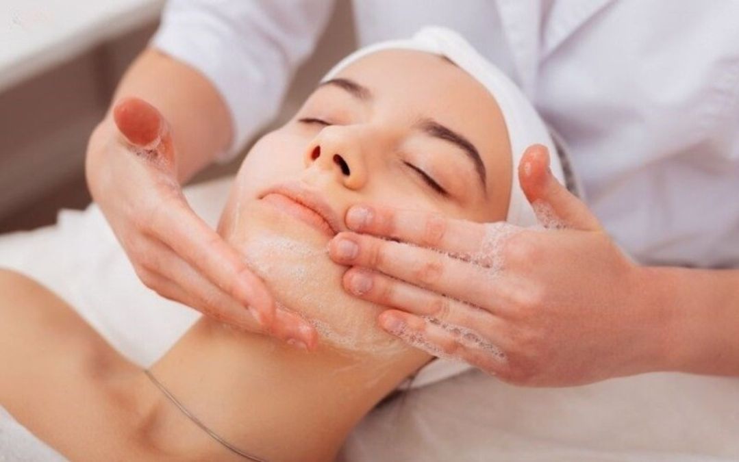 Người phụ nữ rửa mặt